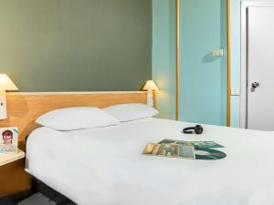 Postel nebo postele na pokoji v ubytování Hotel Ibis Firenze Prato Est