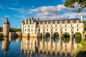 un gran castillo sobre un cuerpo de agua en Chenonceau Amboise équitation beauval, en Civray-de-Touraine