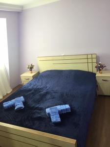 2 Handtücher auf einem Bett in einem Schlafzimmer in der Unterkunft Mate Private Rooms in Uschguli