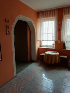 弗瓦迪斯瓦沃沃的住宿－Willa Adler，橙色的房间,设有桌子和窗户