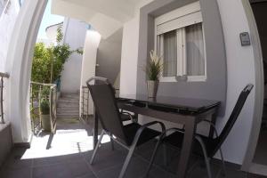 Balkón nebo terasa v ubytování Polychrono New 2 Bedroom Apt. Just By The Sea!