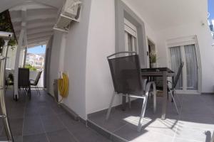 Balkón nebo terasa v ubytování Polychrono New 2 Bedroom Apt. Just By The Sea!