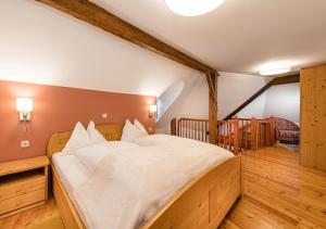 A bed or beds in a room at Hotel Gasthof Prunner