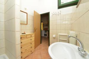 Galeriebild der Unterkunft Holiday home Maria with swimming pool in Vodice
