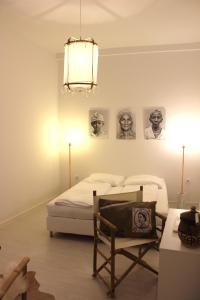 - une chambre avec un lit et deux photos sur le mur dans l'établissement a-partment • Urban Living • Köln - Ehrenfeld, à Cologne