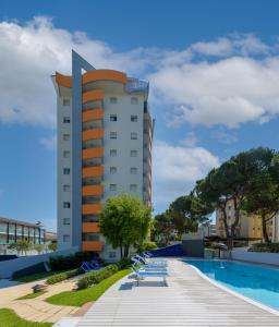 un hotel con piscina y un edificio en Residence Torre di Noe, en Bibione
