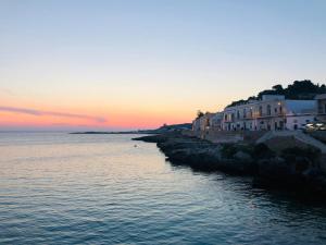 un gruppo di edifici sulla riva di un corpo idrico di B&B Magic Holiday a Nardò