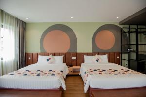 Palette Collect's Boutique Hotel Ha Long tesisinde bir odada yatak veya yataklar