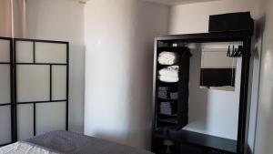 uno specchio in una stanza con un letto e asciugamani di Torre Vistas Superior a Torremolinos