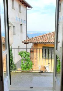 een open raam met uitzicht op een gebouw bij ANT Restaurant & Apartments in Novello