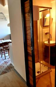 een kamer met een glazen deur en een tafel bij ANT Restaurant & Apartments in Novello