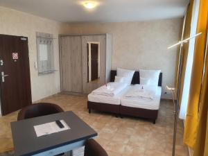 een kleine kamer met een bed en een tafel bij Apartments Oberschlesien in Görlitz