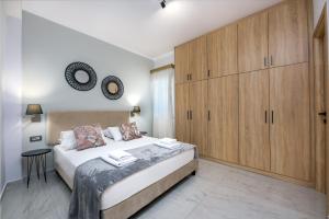 1 dormitorio con 1 cama y armarios de madera en La Casa Di Luce, en Zakynthos