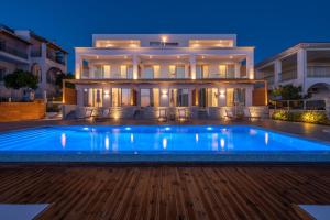 Bazén v ubytování Ninemia Luxury Residence nebo v jeho okolí
