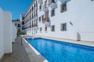 basen przed budynkiem w obiekcie Bonito apartamento Piscina Wifi w mieście Frigiliana