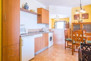 Kuchnia lub aneks kuchenny w obiekcie Bonito apartamento Piscina Wifi