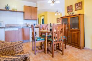 Kuchnia lub aneks kuchenny w obiekcie Bonito apartamento Piscina Wifi