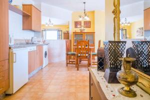 Kuchnia lub aneks kuchenny w obiekcie Bonito apartamento Piscina Wifi