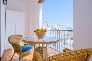 stół z misą owoców na balkonie w obiekcie Bonito apartamento Piscina Wifi w mieście Frigiliana