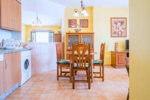 Kuchnia lub aneks kuchenny w obiekcie Bonito apartamento Piscina Wifi