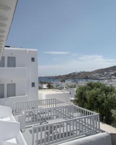 Rõdu või terrass majutusasutuses Mykonos Essence Adults Only