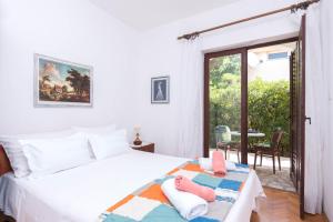 ein Schlafzimmer mit einem Bett mit zwei Puppen drauf in der Unterkunft Apartments Salis in Pag