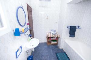 Ein Badezimmer in der Unterkunft Apartments Salis