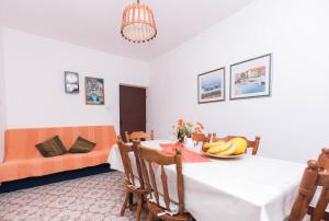 ein Esszimmer mit einem Tisch mit Bananen drauf in der Unterkunft Apartments Salis in Pag