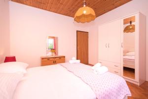 Ein Bett oder Betten in einem Zimmer der Unterkunft Apartments Salis