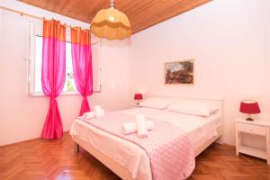 Ein Bett oder Betten in einem Zimmer der Unterkunft Apartments Salis