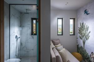 阿默達拉－伊拉克利翁的住宿－Enorme Teatro Beach，浴室设有步入式淋浴间,位于厕所旁边