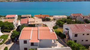 eine Luftansicht einer Stadt mit Häusern und Wasser in der Unterkunft Apartments Salis in Pag