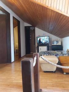 sala de estar con techo de madera y cuerda en Rooms Megi, en Dubrovnik