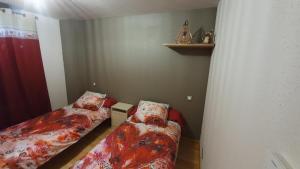 Un pat sau paturi într-o cameră la Gites Du Ladhof