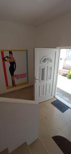 una habitación con una puerta con una foto de una mujer en E&A en Baška Voda
