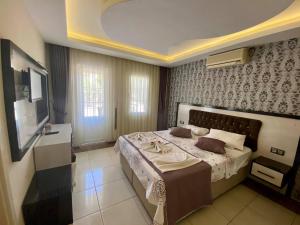 Tempat tidur dalam kamar di Yalcin Hotel & Villas
