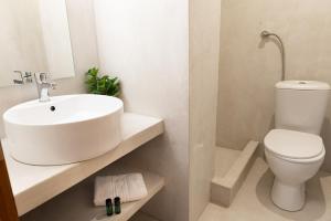 Baño blanco con lavabo y aseo en Germany, en Olympiada