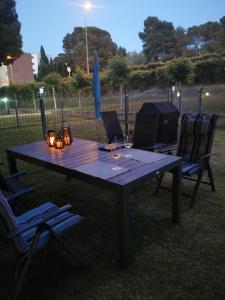 una mesa de picnic con 2 sillas y una TV. en 6Beds Salou, en Salou