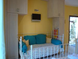 A television and/or entertainment centre at Yiannas Studio