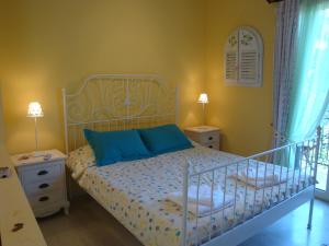 A bed or beds in a room at Yiannas Studio
