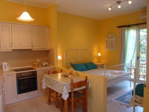 A kitchen or kitchenette at Yiannas Studio