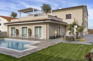 a house with a swimming pool in the yard at Corte Lissa in Termoli