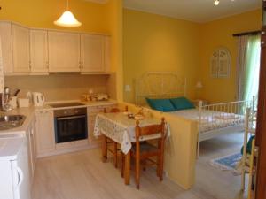 A kitchen or kitchenette at Yiannas Studio