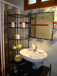 A bathroom at Yiannas Studio