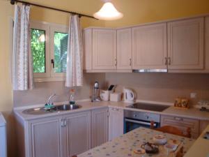 A kitchen or kitchenette at Yiannas Studio