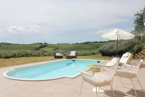 Photo de la galerie de l'établissement Villa Diana - Pesaro mare e cultura - intera struttura con piscina, à Mombaroccio