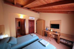 sypialnia z niebieskim łóżkiem i biurkiem w obiekcie Villa Diana - Pesaro mare e cultura - intera struttura con piscina w mieście Mombaroccio