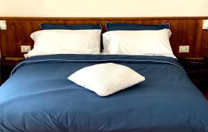 Rúm í herbergi á Enjoy Ledro B&B