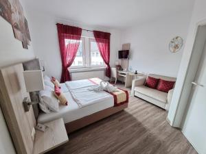 Postel nebo postele na pokoji v ubytování Hotel Medebach - Zum Schwanenkönig