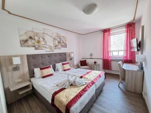 Postel nebo postele na pokoji v ubytování Hotel Medebach - Zum Schwanenkönig